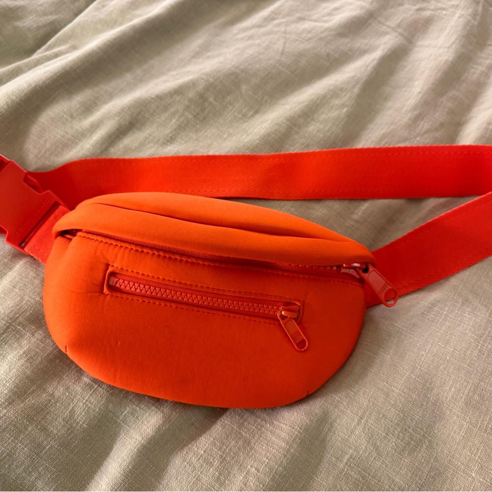 Dagne Rover Ace neoprene fanny pack in goji